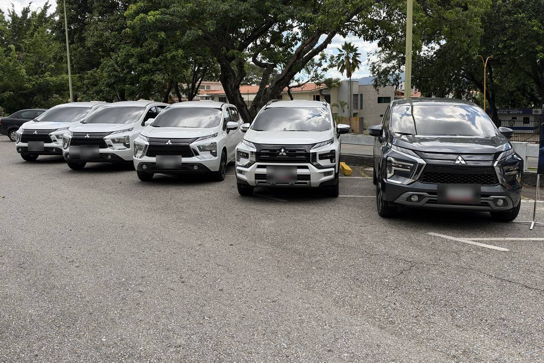 Flota de cinco Mitsubishi Xpander estacionadas en fila