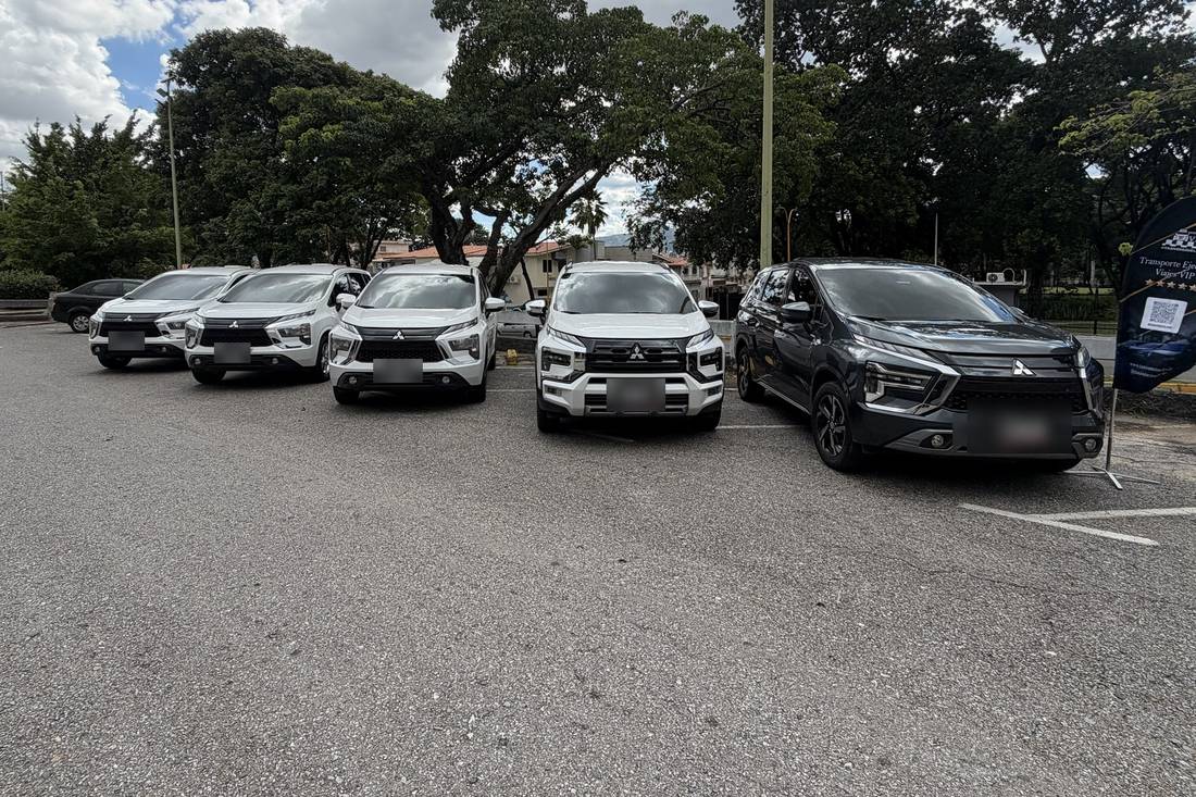 Flota de Mitsubishi Xpander blancas y gris
