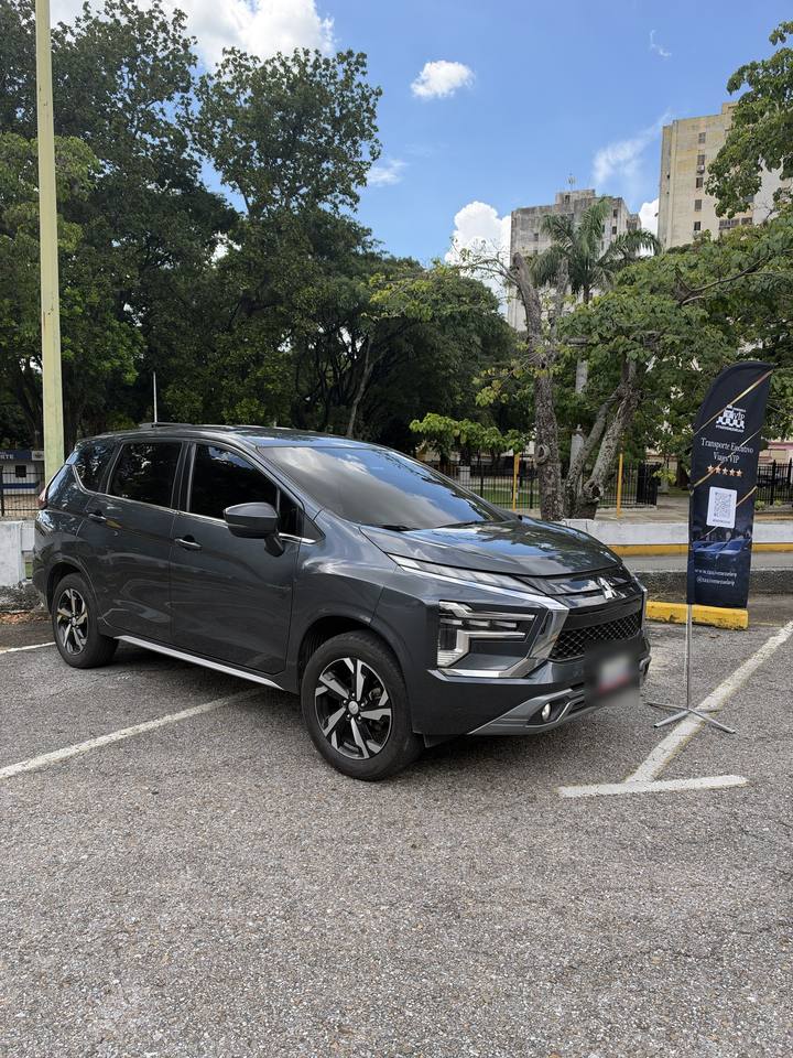 Mitsubishi Xpander gris
