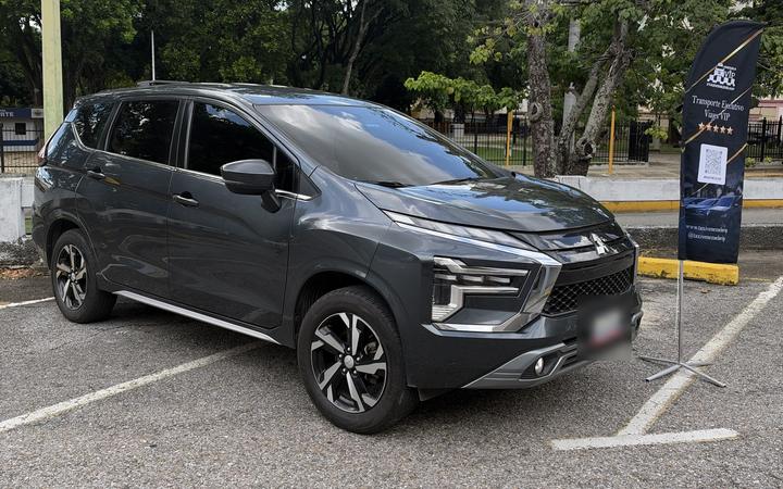 Mitsubishi Xpander gris de Taxi Venezuela VIP para servicio a disposición